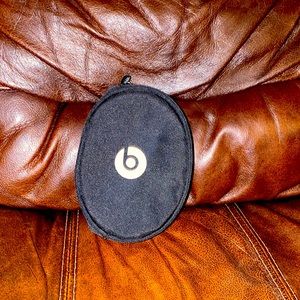 Beats headphones soft case in black and gold